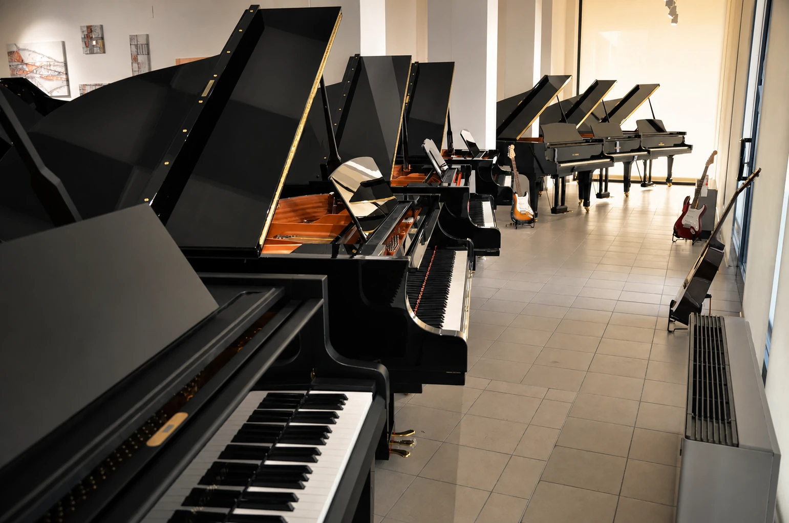 Visual dimostrativo di uno showroom di pianoforti e chitarre