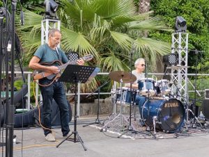 Claudio Decarli alla chitarra acustica e Georg Lang alla batteria durante un concerto all aperto