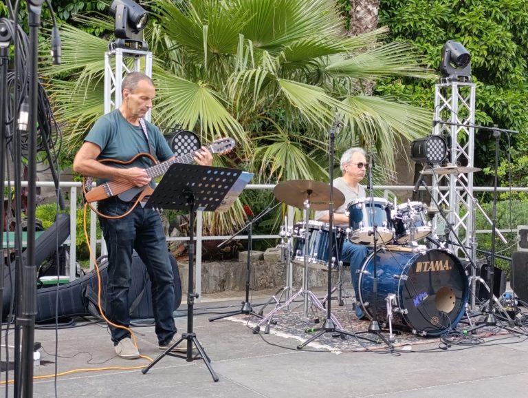 Claudio Decarli alla chitarra acustica e Georg Lang alla batteria durante un concerto all aperto